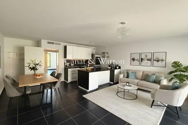 Salon; parquet, lumière naturelle, style moderne, hauteur sous plafond