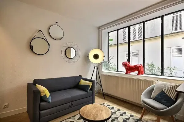 Salon; parquet, lumière naturelle, style moderne, hauteur sous plafond