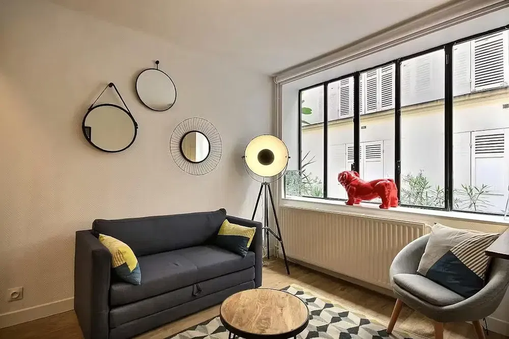 Wohnzimmer; holzboden, tageslicht, moderner stil, hohe decken