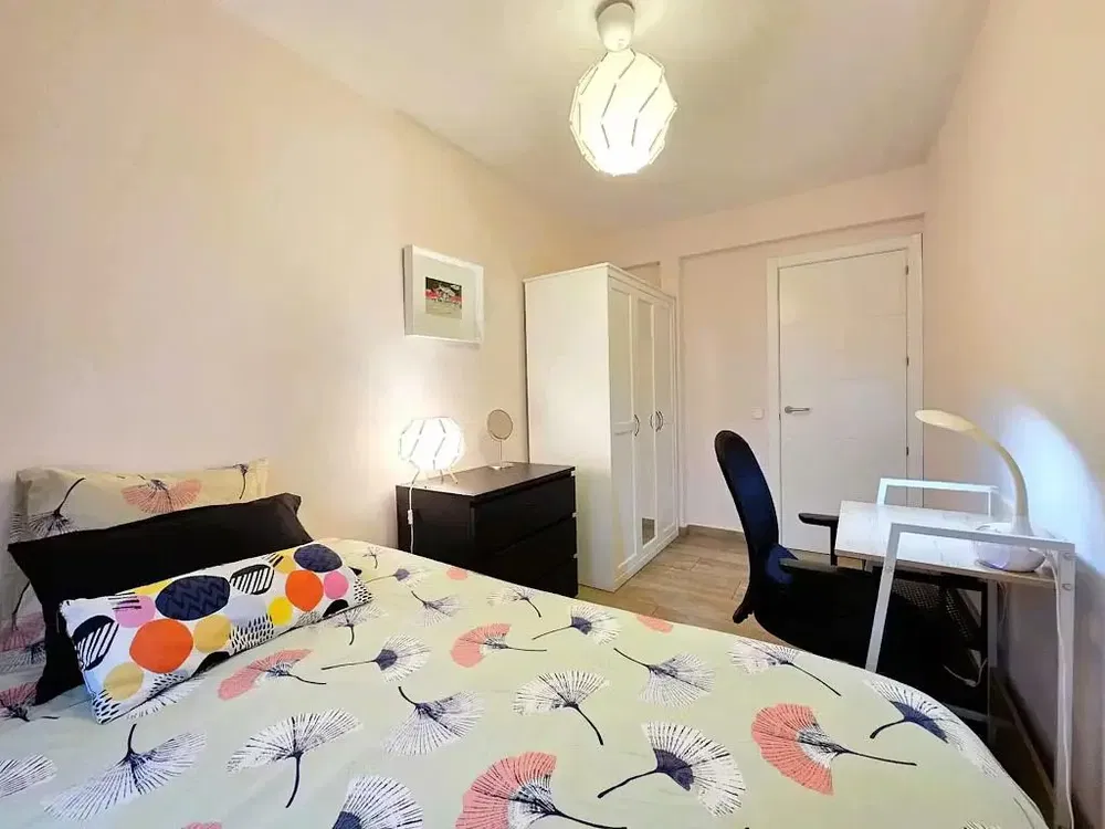 Keuken; keukenapparatuur, houten vloer, natuurlijk licht, moderne stijl, gerenoveerd