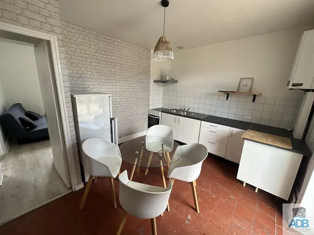 Kuchyně; kuchyňské spotřebiče, dřevěná podlaha, přirozené světlo, moderní styl