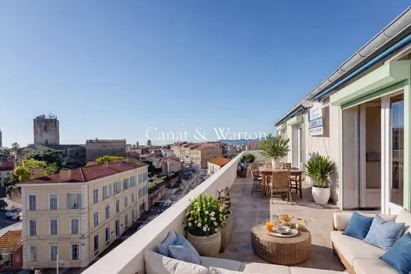 Salon; parquet, lumière naturelle, style moderne, hauteur sous plafond