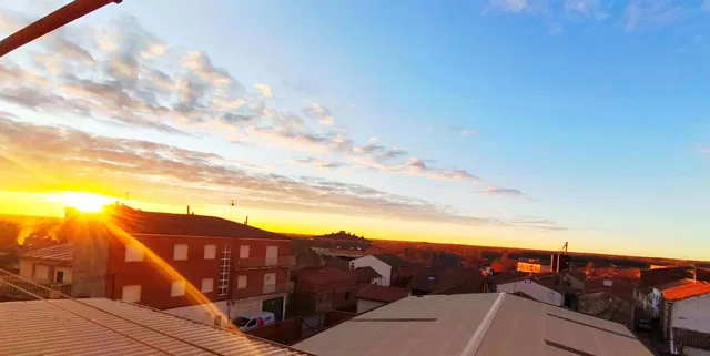 Wohnzimmer; holzboden, tageslicht, moderner stil, hohe decken