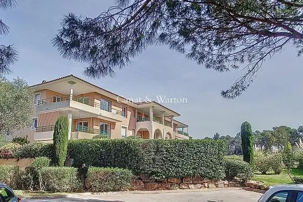 Cuisine; électroménager, parquet, lumière naturelle, style moderne