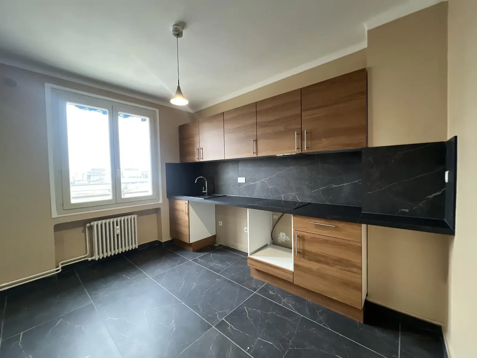 Cuisine; électroménager, parquet, lumière naturelle, style moderne, rénové