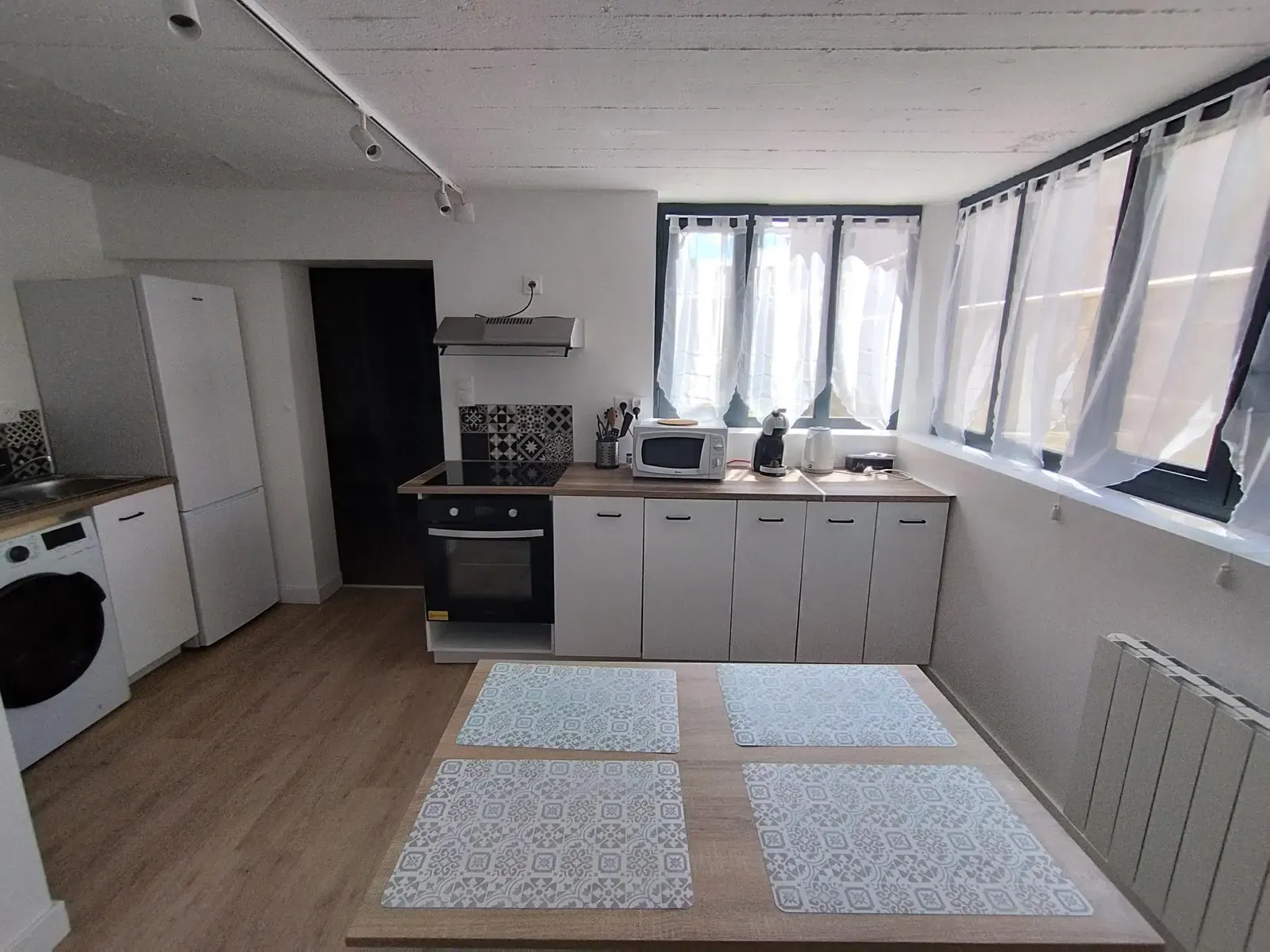 Salon; parquet, lumière naturelle, style moderne, hauteur sous plafond