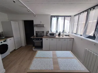 Salon; parquet, lumière naturelle, style moderne, hauteur sous plafond