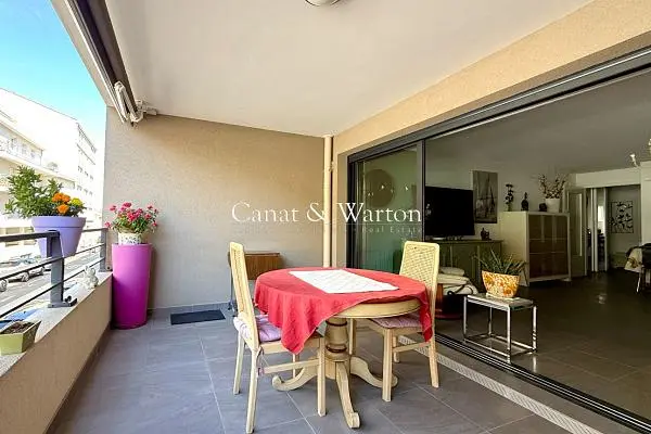 Salon; parquet, lumière naturelle, style moderne, hauteur sous plafond