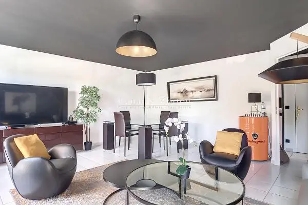 Woonkamer; houten vloer, natuurlijk licht, moderne stijl, hoge plafonds