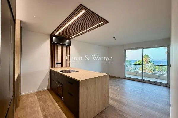 Living room; wood floor, natural light, modern style, high ceiling