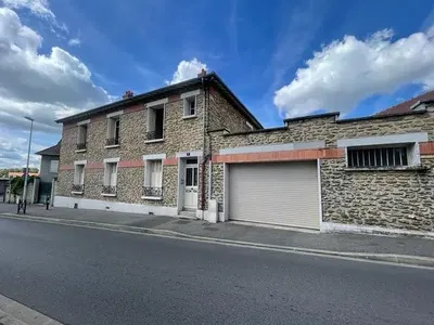 Σαλόνι; ξύλινο πάτωμα, φυσικό φως, μοντέρνο στυλ, ψηλά ταβάνια