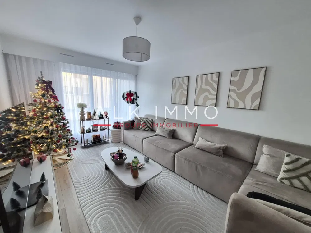 Σαλόνι; ξύλινο πάτωμα, φυσικό φως, μοντέρνο στυλ, ψηλά ταβάνια