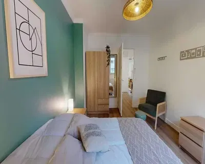 Υπνοδωμάτιο; ξύλινο πάτωμα, φυσικό φως, μοντέρνο στυλ, ψηλά ταβάνια