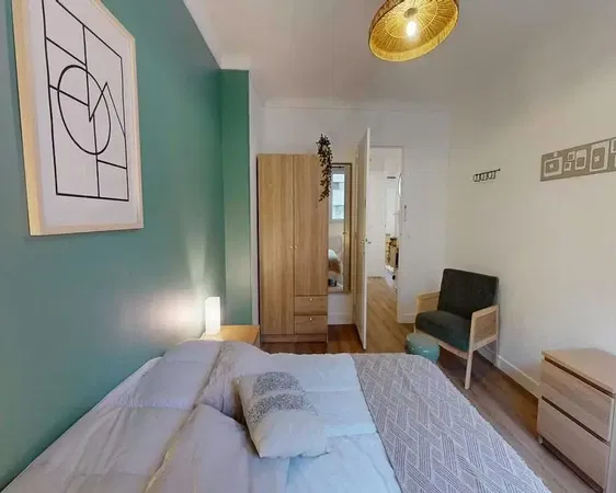 Bedroom; wood floor, natural light, modern style, high ceiling