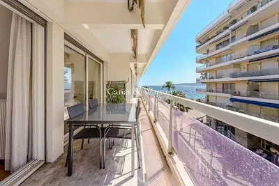 Woonkamer; houten vloer, natuurlijk licht, moderne stijl, hoge plafonds