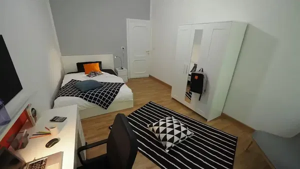 Wohnzimmer; holzboden, tageslicht, moderner stil, hohe decken