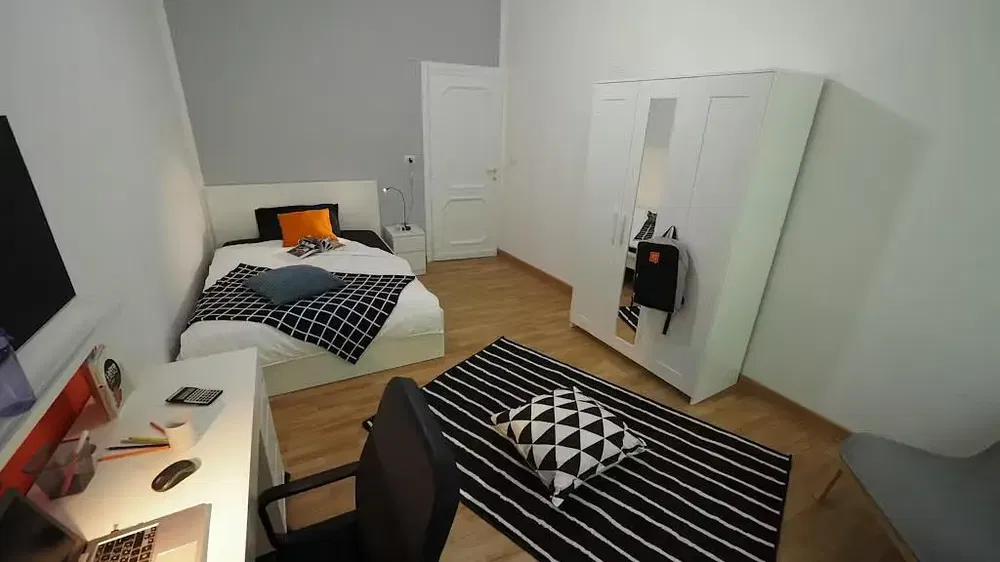 Salon; parquet, lumière naturelle, style moderne, hauteur sous plafond