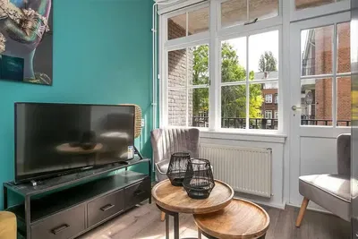 Cuisine; électroménager, parquet, lumière naturelle, style moderne, rénové