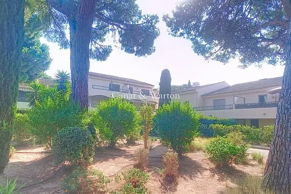 Soggiorno; pavimento in legno, luce naturale, stile moderno, soffitti alti