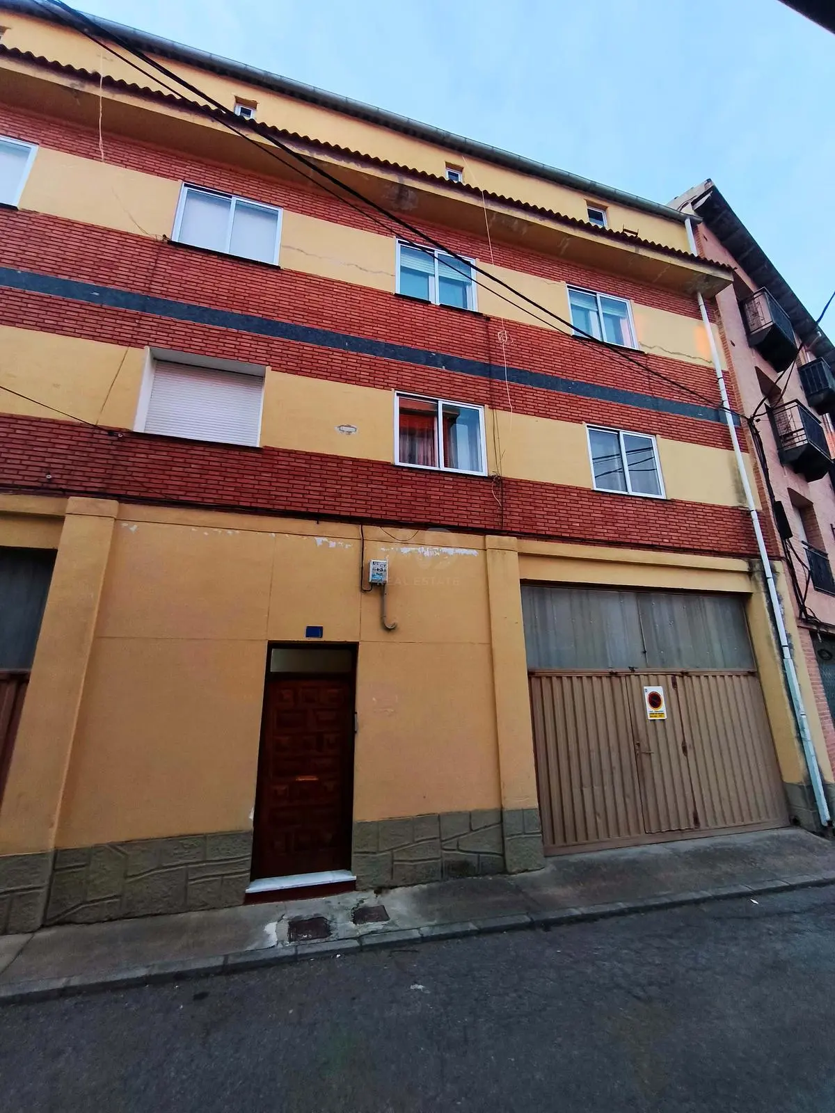 Wohnzimmer; holzboden, tageslicht, moderner stil, hohe decken