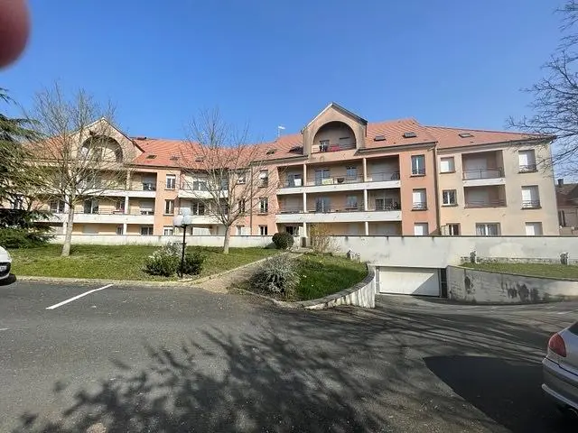 Σαλόνι; ξύλινο πάτωμα, φυσικό φως, μοντέρνο στυλ, ψηλά ταβάνια