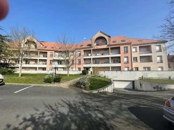 Σαλόνι; ξύλινο πάτωμα, φυσικό φως, μοντέρνο στυλ, ψηλά ταβάνια