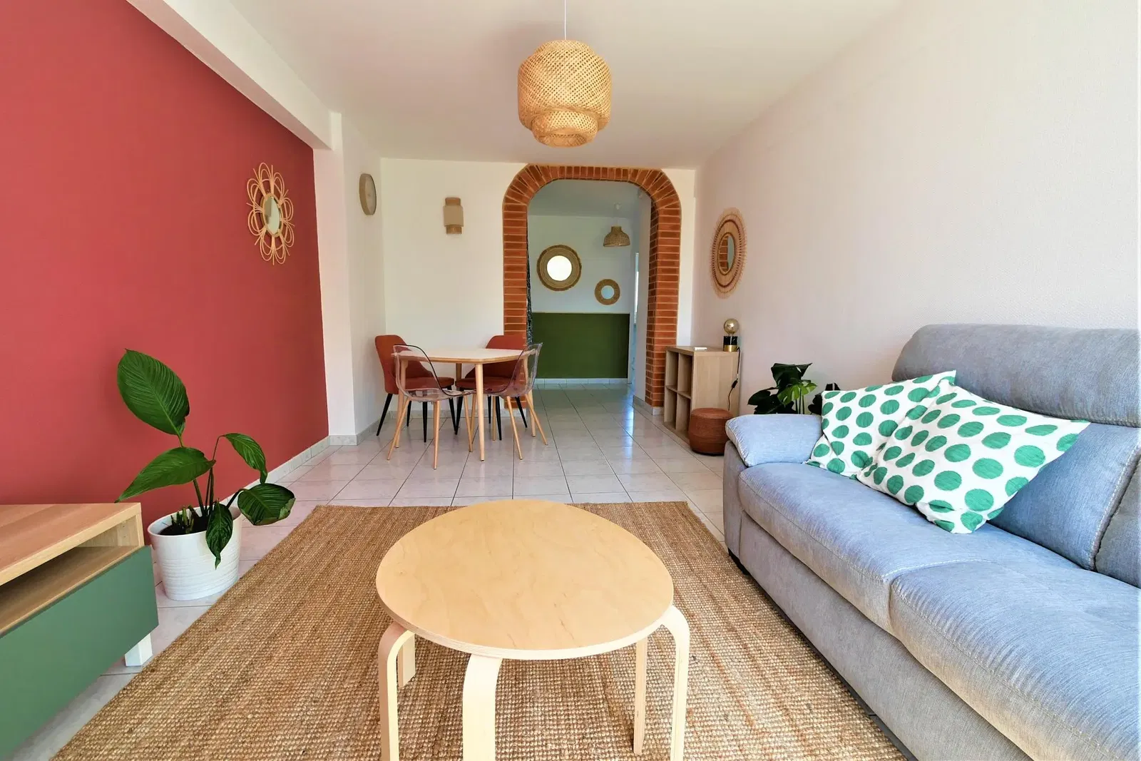 Wohnzimmer; holzboden, tageslicht, moderner stil, hohe decken