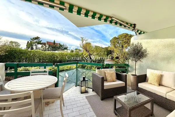 مطبخ; أجهزة المطبخ, أرضية خشبية, ضوء طبيعي, أسلوب عصري, مجدد