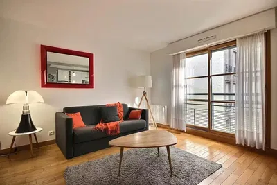 Wohnzimmer; holzboden, tageslicht, moderner stil, hohe decken