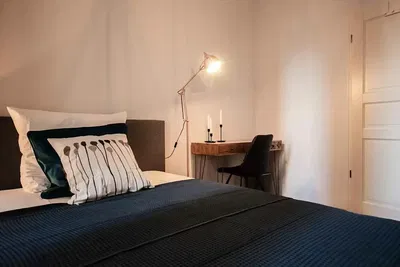 Küche; küchengeräte, holzboden, tageslicht, moderner stil, renoviert