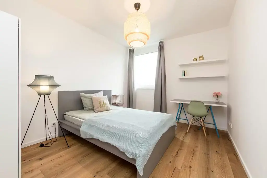 Wohnzimmer; holzboden, tageslicht, moderner stil, hohe decken