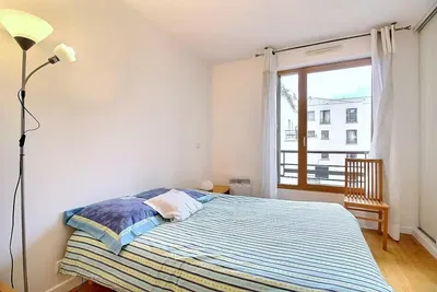 Sala de estar; chão de madeira, luz natural, estilo moderno, teto alto