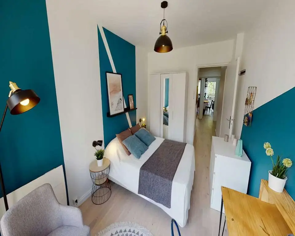 Wohnzimmer; holzboden, tageslicht, moderner stil, hohe decken