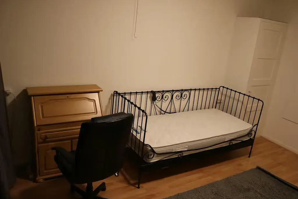 Wohnzimmer; holzboden, tageslicht, moderner stil, hohe decken