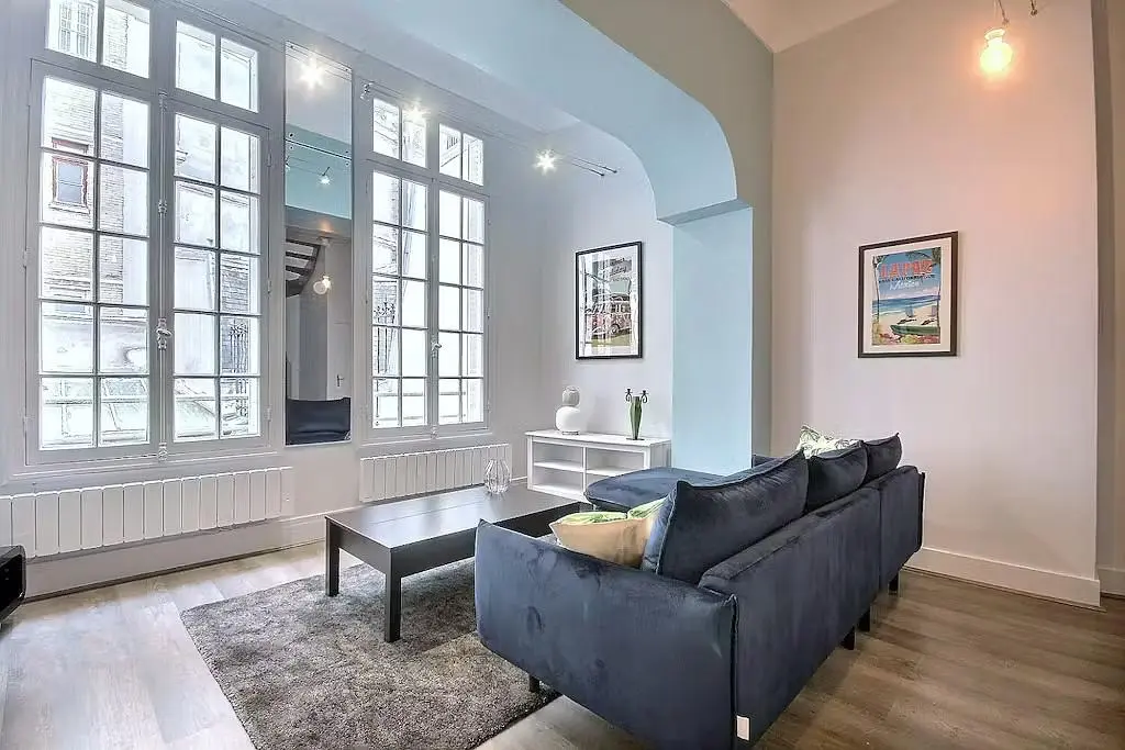 Living room; wood floor, natural light, modern style, high ceiling