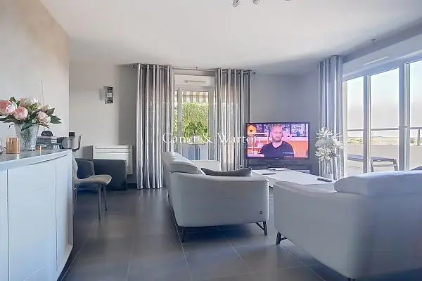 Salon; podłoga drewniana, światło dzienne, styl nowoczesny, wysokie sufity