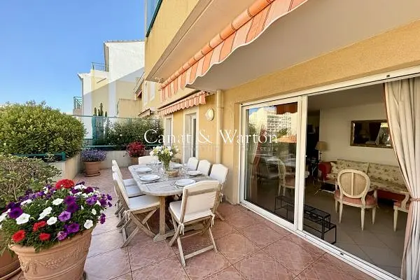 Living room; wood floor, natural light, modern style, high ceiling