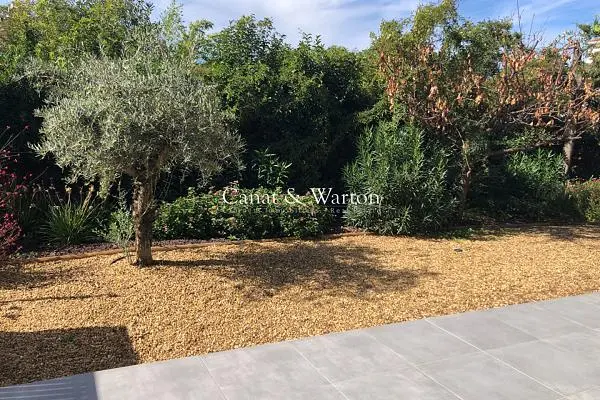 Salon; podłoga drewniana, światło dzienne, styl nowoczesny, wysokie sufity