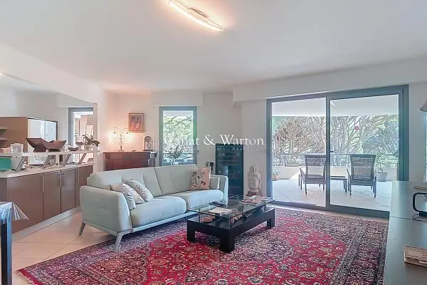 Living room; wood floor, natural light, modern style, high ceiling