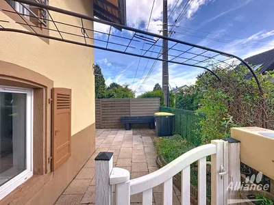 Κουζίνα; συσκευές κουζίνας, ξύλινο πάτωμα, φυσικό φως, μοντέρνο στυλ, ανακαινισμένο