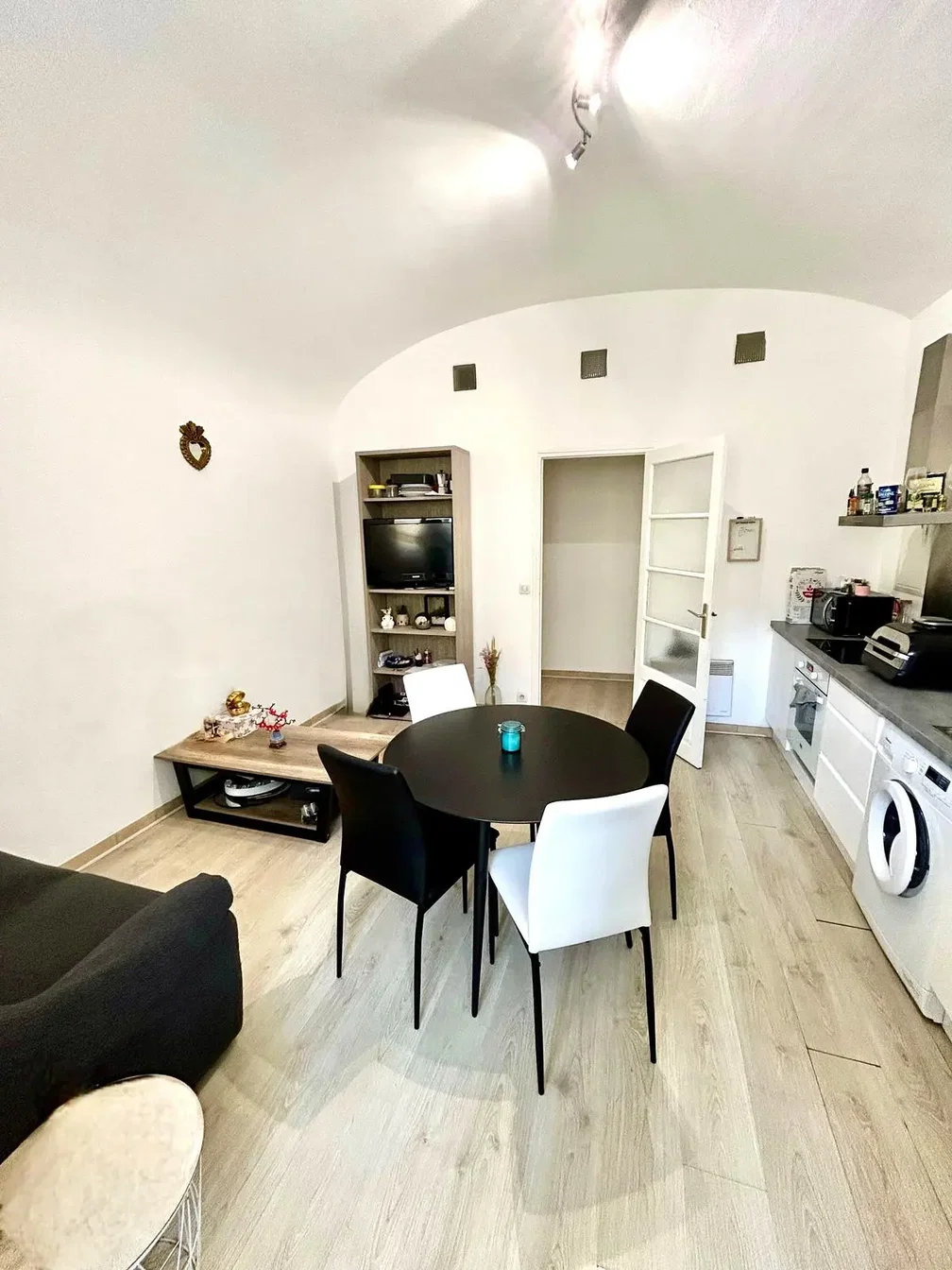 Cuisine; électroménager, parquet, lumière naturelle, style moderne, rénové