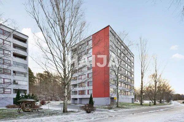 Kuhinja; kućanski aparati, drveni pod, prirodna svjetlost, moderan stil, renoviran