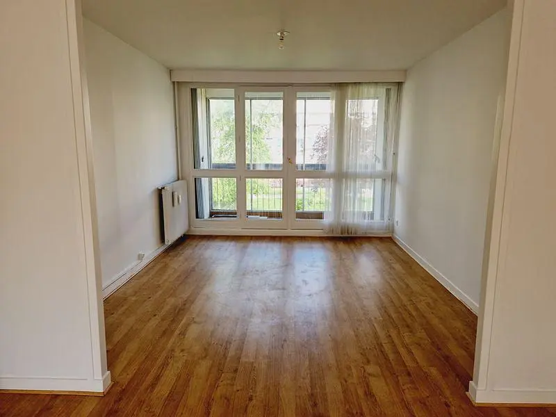 Σαλόνι; ξύλινο πάτωμα, φυσικό φως, μοντέρνο στυλ, ψηλά ταβάνια