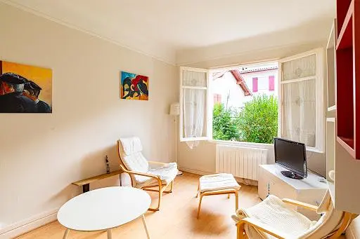 Salon; podłoga drewniana, światło dzienne, styl nowoczesny, wysokie sufity