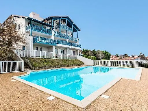 Kuchnia; sprzęt kuchenny, podłoga drewniana, światło dzienne, styl nowoczesny, wyremontowany