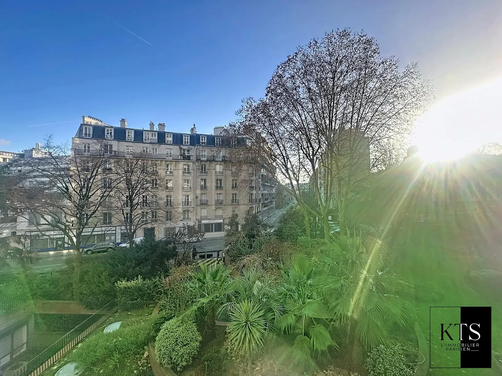 Σαλόνι; ξύλινο πάτωμα, φυσικό φως, μοντέρνο στυλ, ψηλά ταβάνια