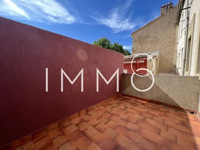 Sala de estar; chão de madeira, luz natural, estilo moderno, teto alto