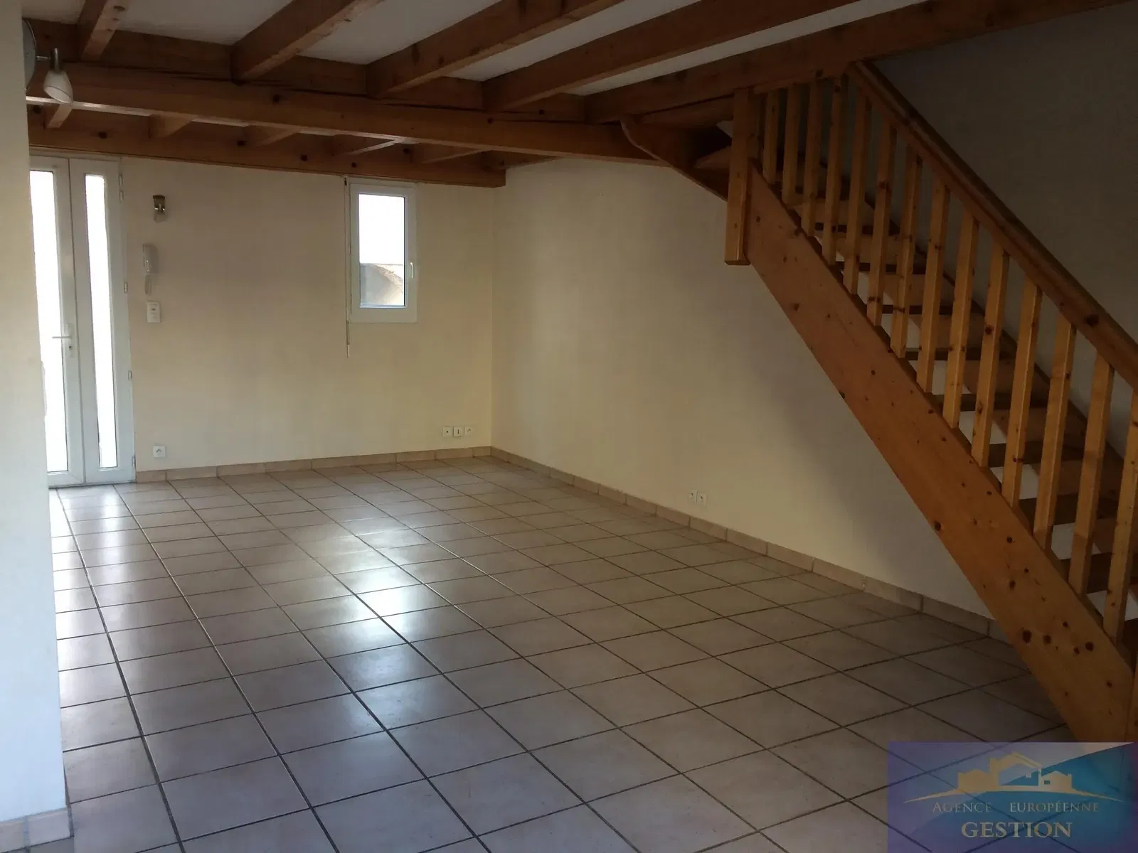 Wohnzimmer; holzboden, tageslicht, moderner stil, hohe decken