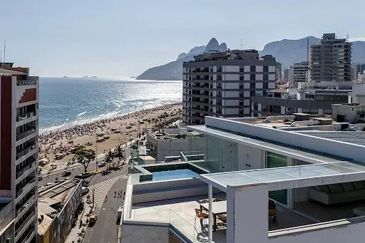 Salon; parquet, lumière naturelle, style moderne, hauteur sous plafond