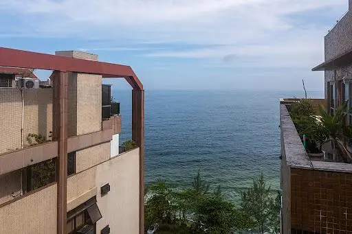 Salon; parquet, lumière naturelle, style moderne, hauteur sous plafond